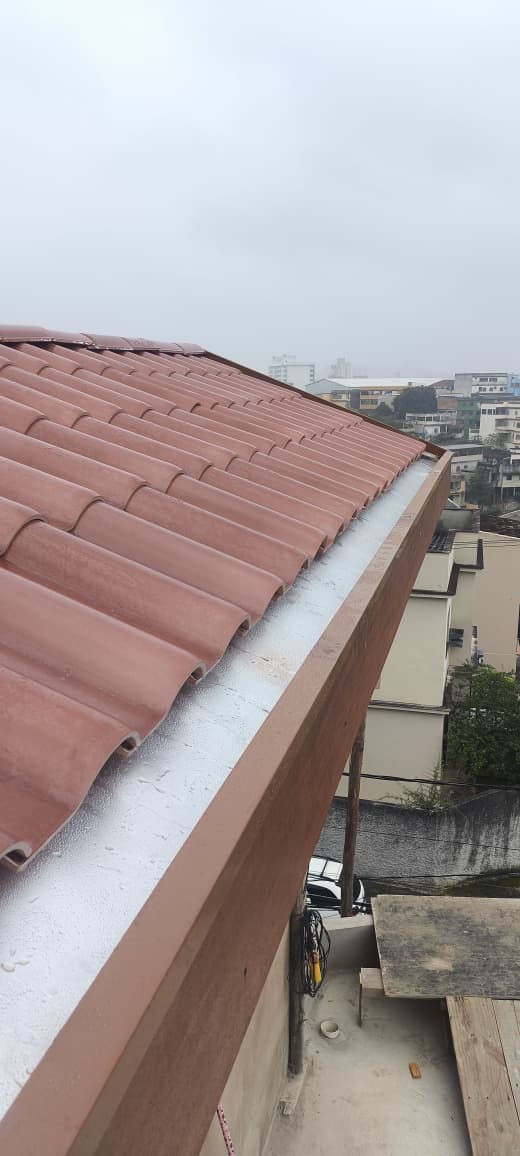 Detalhe de calha e acabamento em telhado