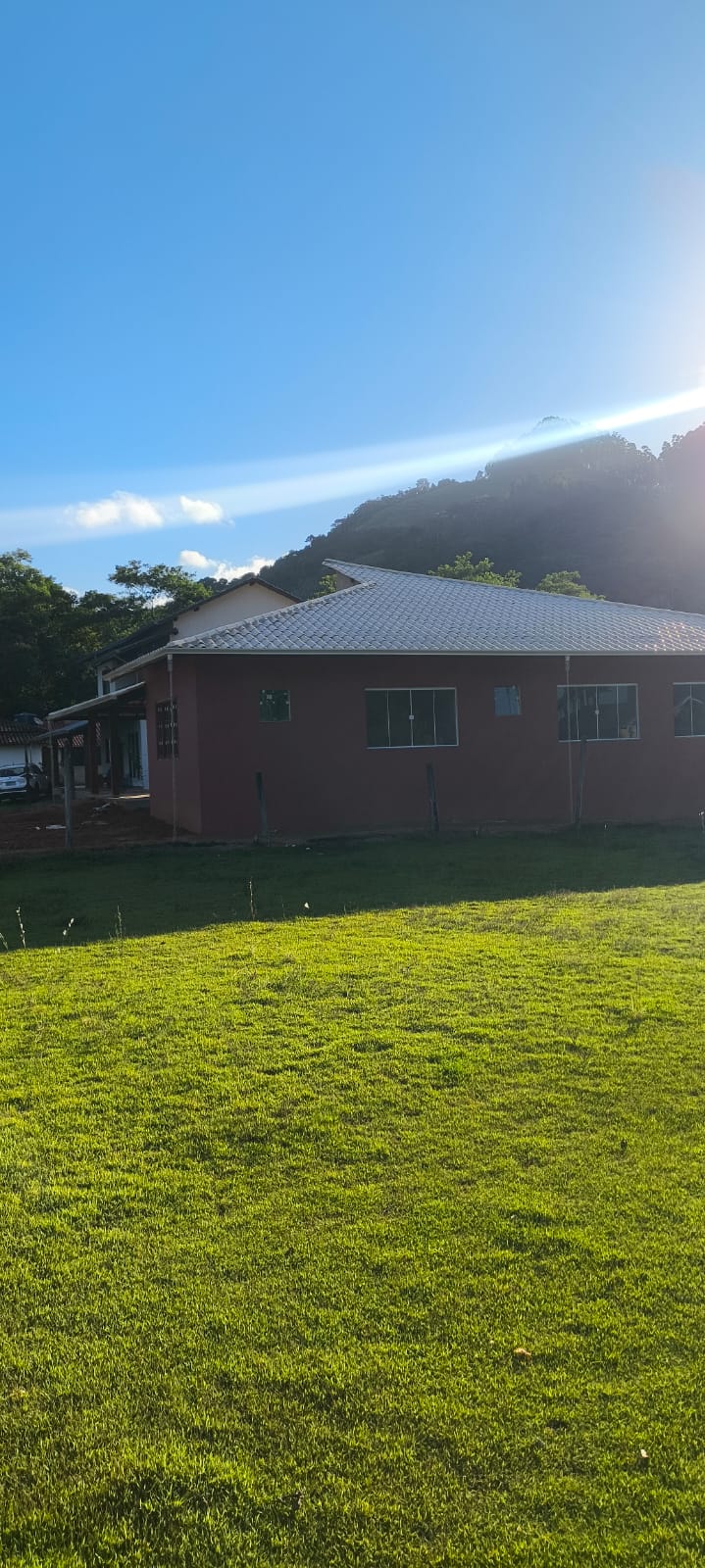 Calha de alumínio com saída de água em correntes