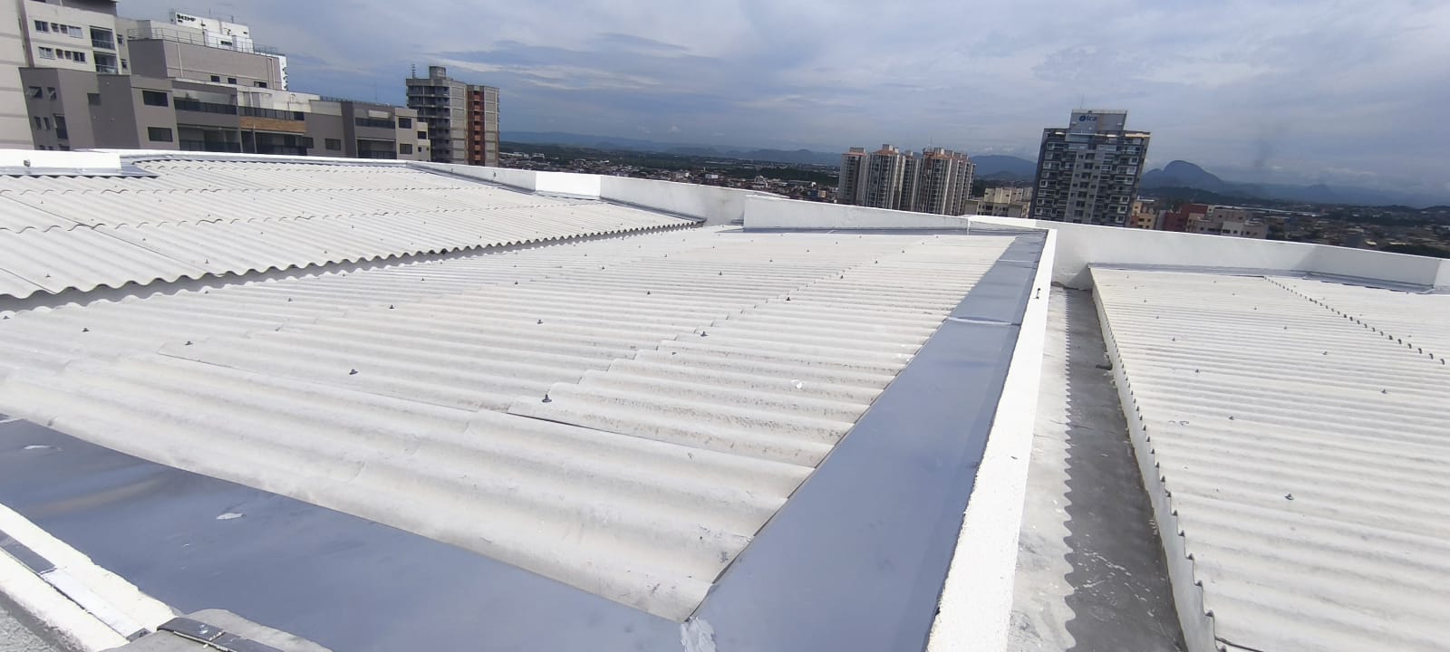 Rufos instalados em cobertura branca