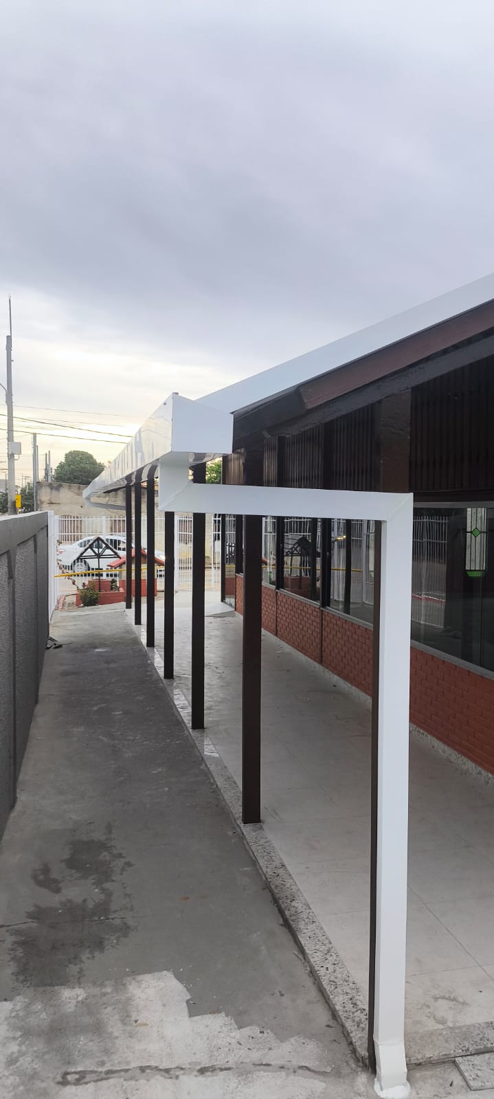 Acabamento de telha em obra residencial