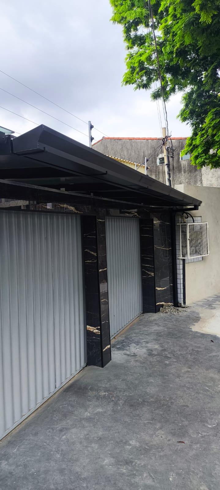 Calhas e condutores instalados em fachada